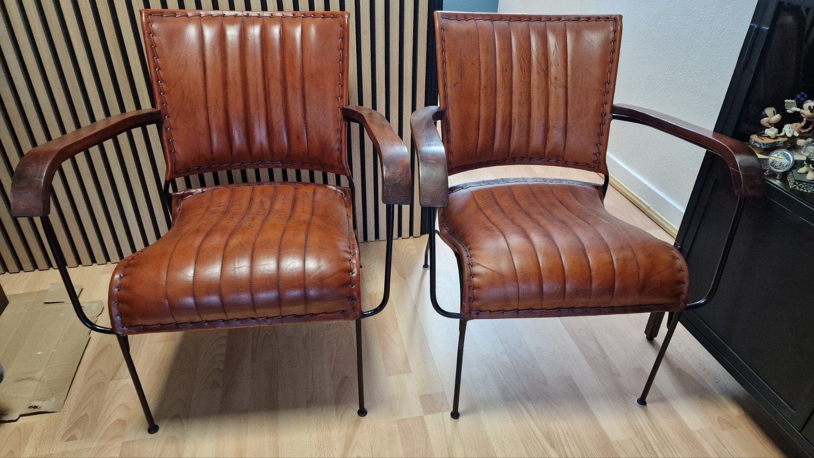 2 prachtige woonkamer stoelen, nieuwstaat., Ophalen, Zo goed als nieuw, 50 tot 75 cm, Leer