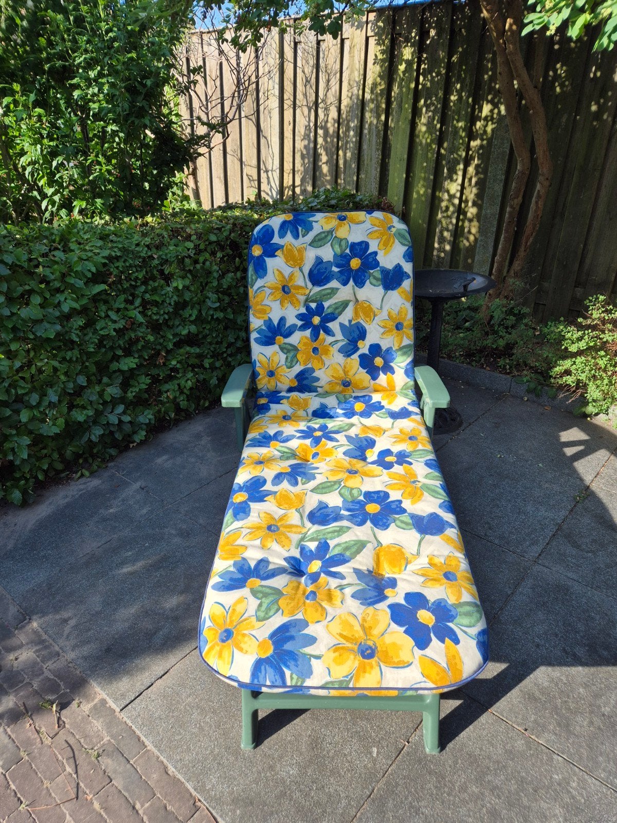 Ligstoel met vrolijk bloemenkussen, Ophalen, Gebruikt, Kunststof, Verstelbaar