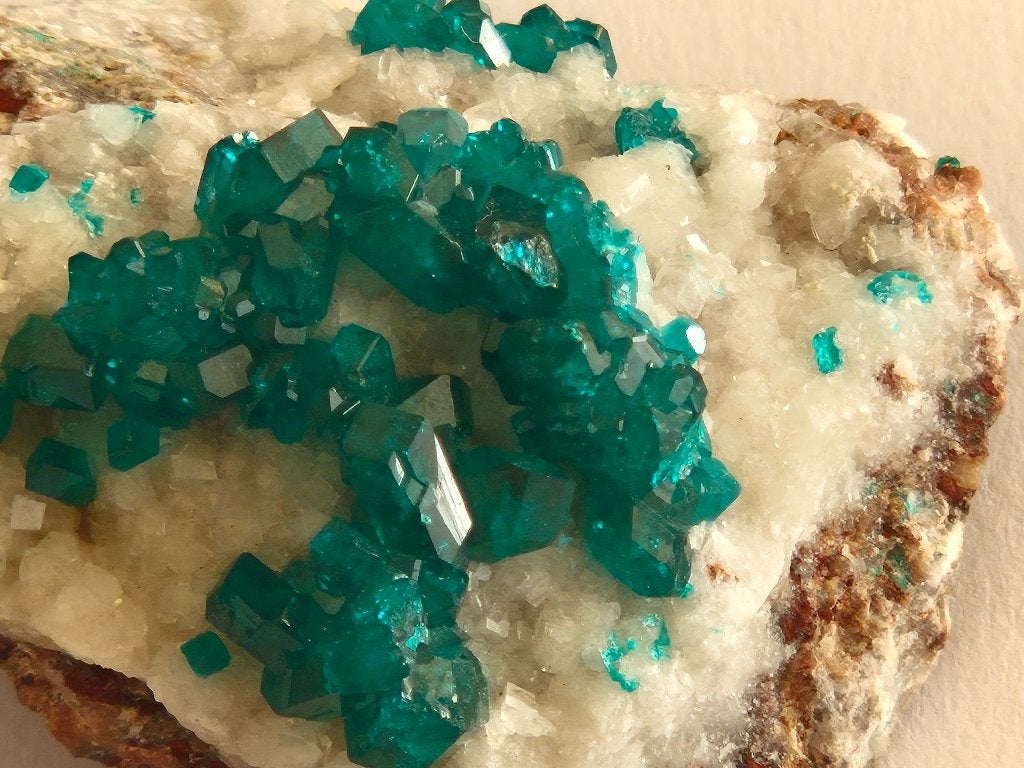dioptaas mooie heldere groene kristallen, Verzamelen, Verzenden