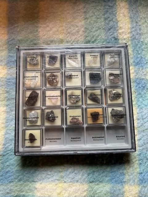 Prachtige collectie mineralen in doos, Verzamelen, Mineralen en Fossielen, Ophalen