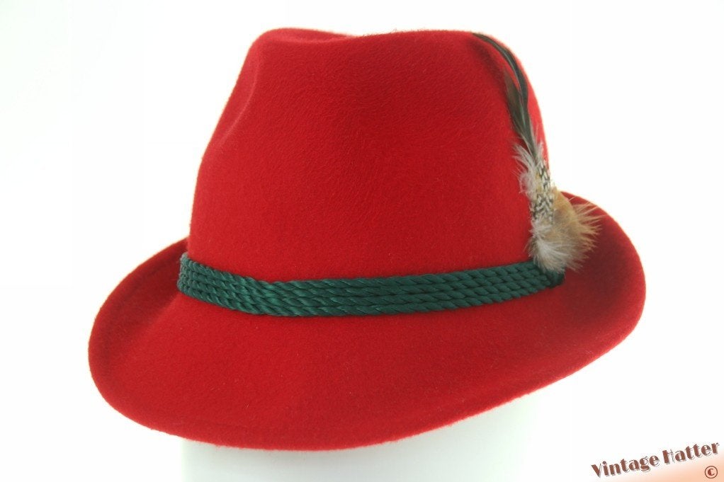 Vintage hoed Jacht trilby rood vilt met veren 54,5 = XS, Ophalen of Verzenden, Zo goed als nieuw, 55 cm (S, 6⅞ inch) of minder