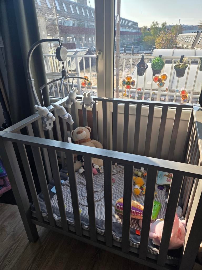 Box voor baby met muziekmobiel, matras, hoeslaken en kleedje, Ophalen of Verzenden, Zo goed als nieuw, In hoogte verstelbaar