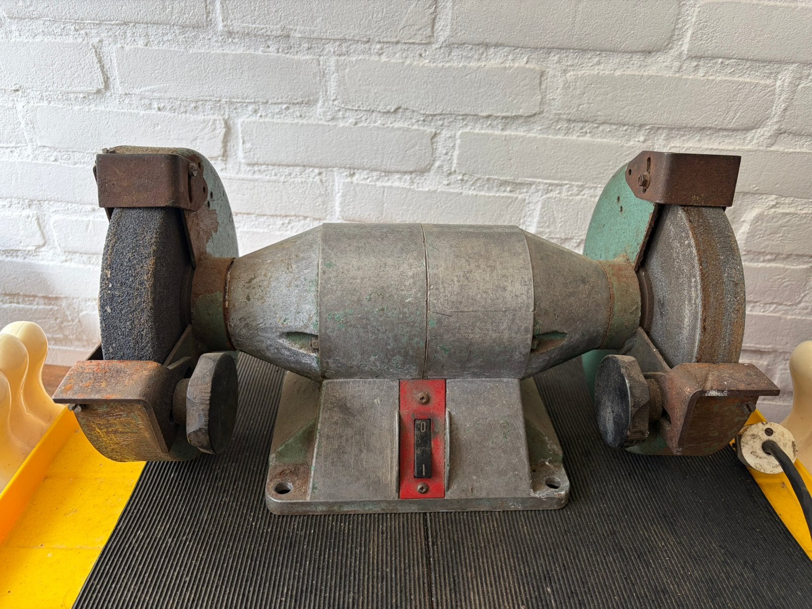 Klassieke DDR Tafelslijpmachine – Slijpmachine / Slijpsteen, Ophalen