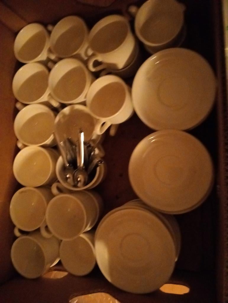 30 kopjes en schotels met lepeltjes communie feesten, Keramiek, Ophalen of Verzenden, Zo goed als nieuw, Effen