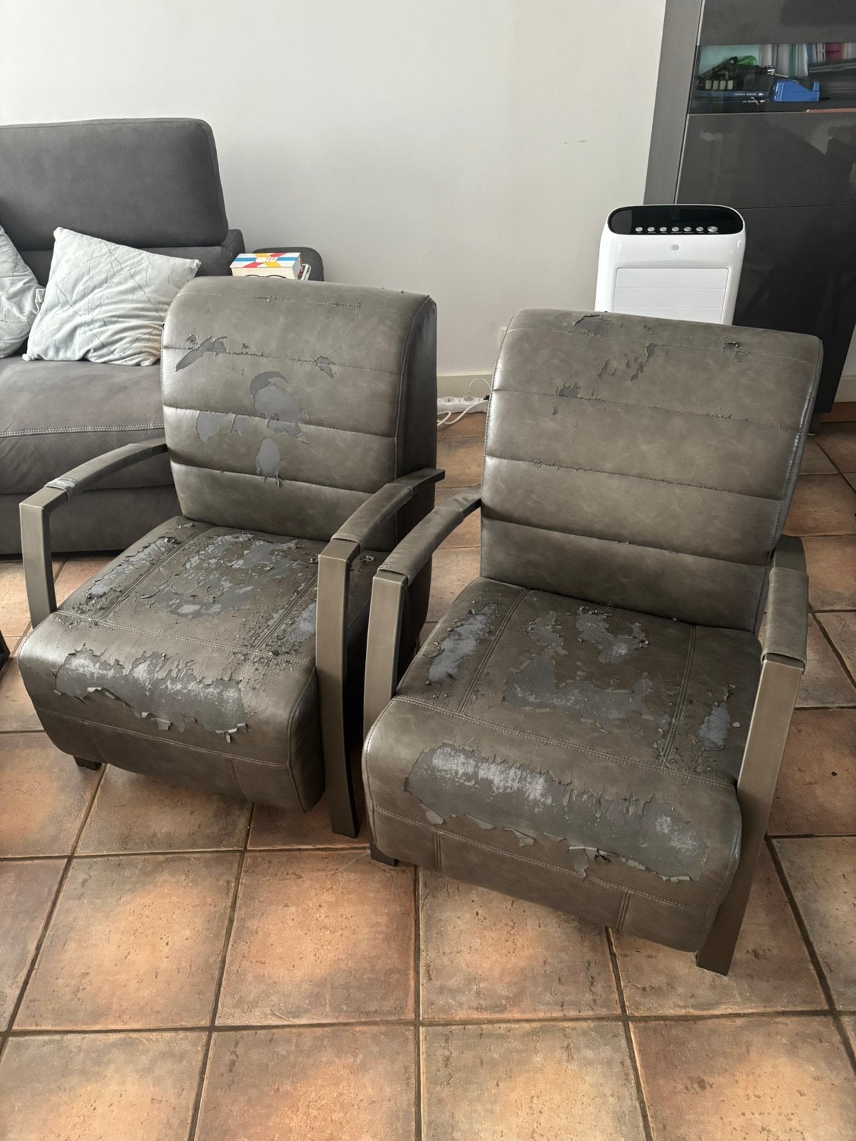 2x grijze stoelen gratis af te halen (zitten nog heerlijk), Huis en Inrichting, Fauteuils, Ophalen, Gebruikt, 50 tot 75 cm, Leer