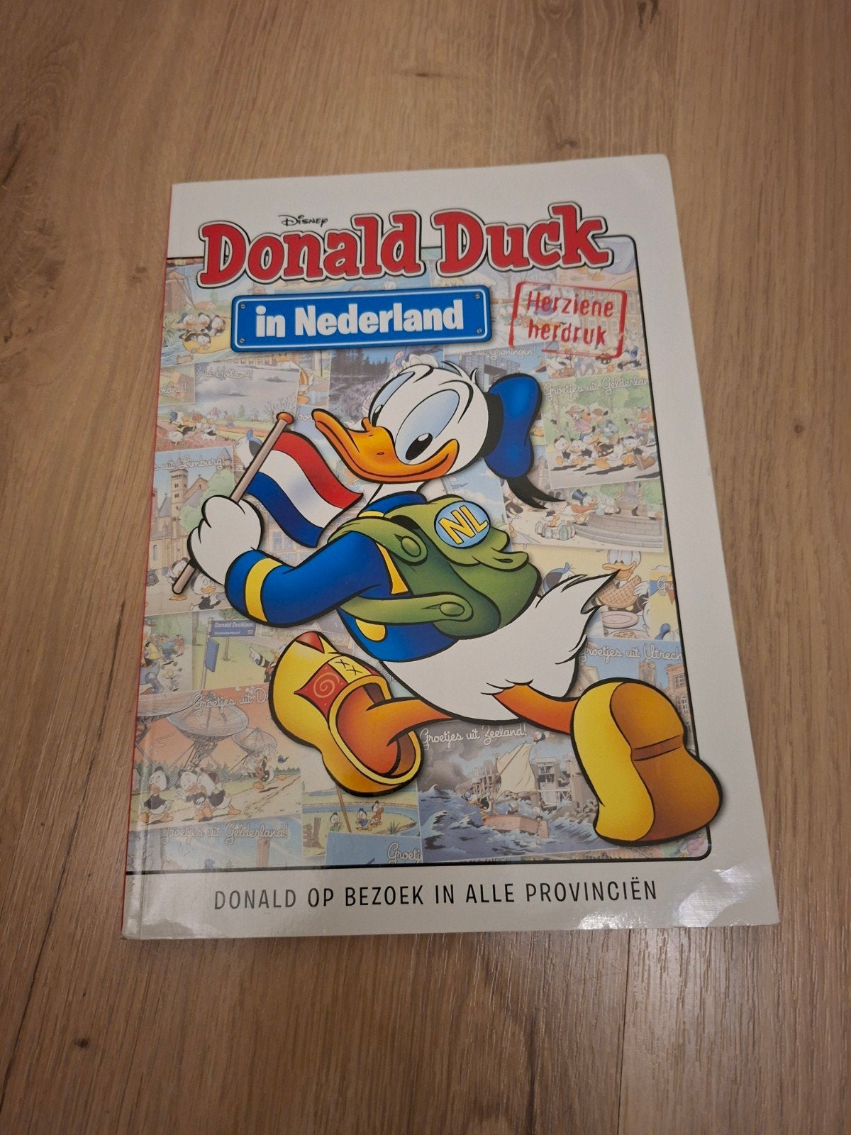 Donald Duck in Nederland - Herzien Heruitgave, Boeken, Stripboeken, Eén stripboek, Ophalen of Verzenden, Gelezen, Walt Disney