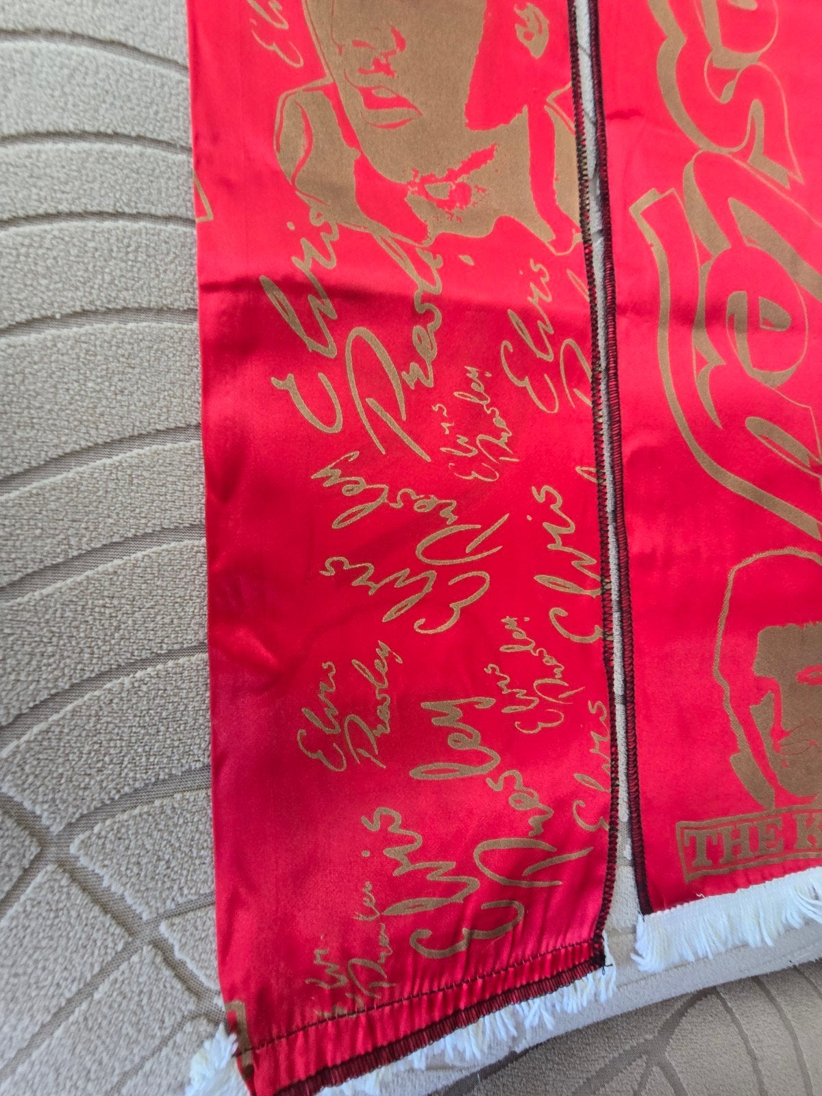 Vintage Elvis Presley Sjaaltje - Rood met Gouden Opdruk, Ophalen of Verzenden, Nieuw, Kleding, Gesigneerd