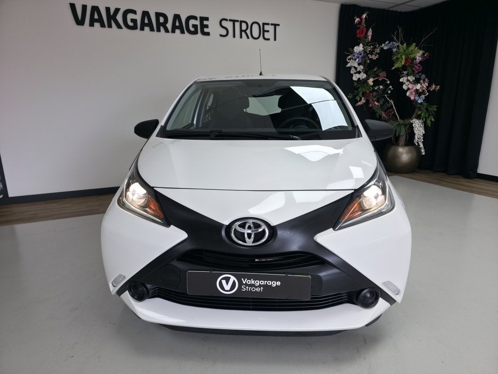 Toyota Aygo 1.0 VVT-i x-fun | cruise | ac | voll deal oh + b, Auto's, Toyota, Stof, Gebruikt, 4 stoelen, Wit