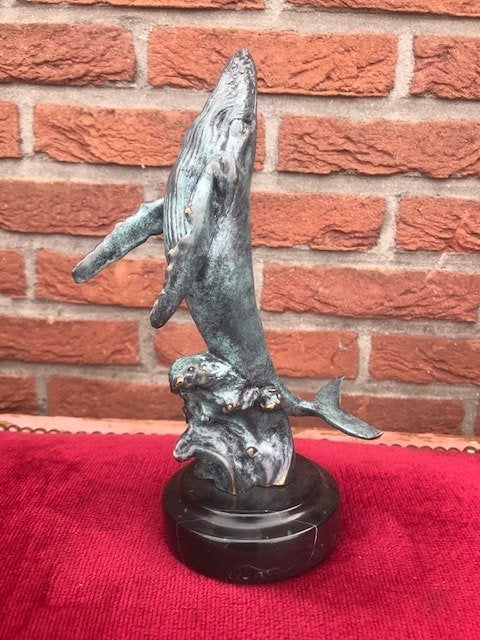 opspringende walvis, brons en marmer, Antiek en Kunst, Ophalen of Verzenden, Brons