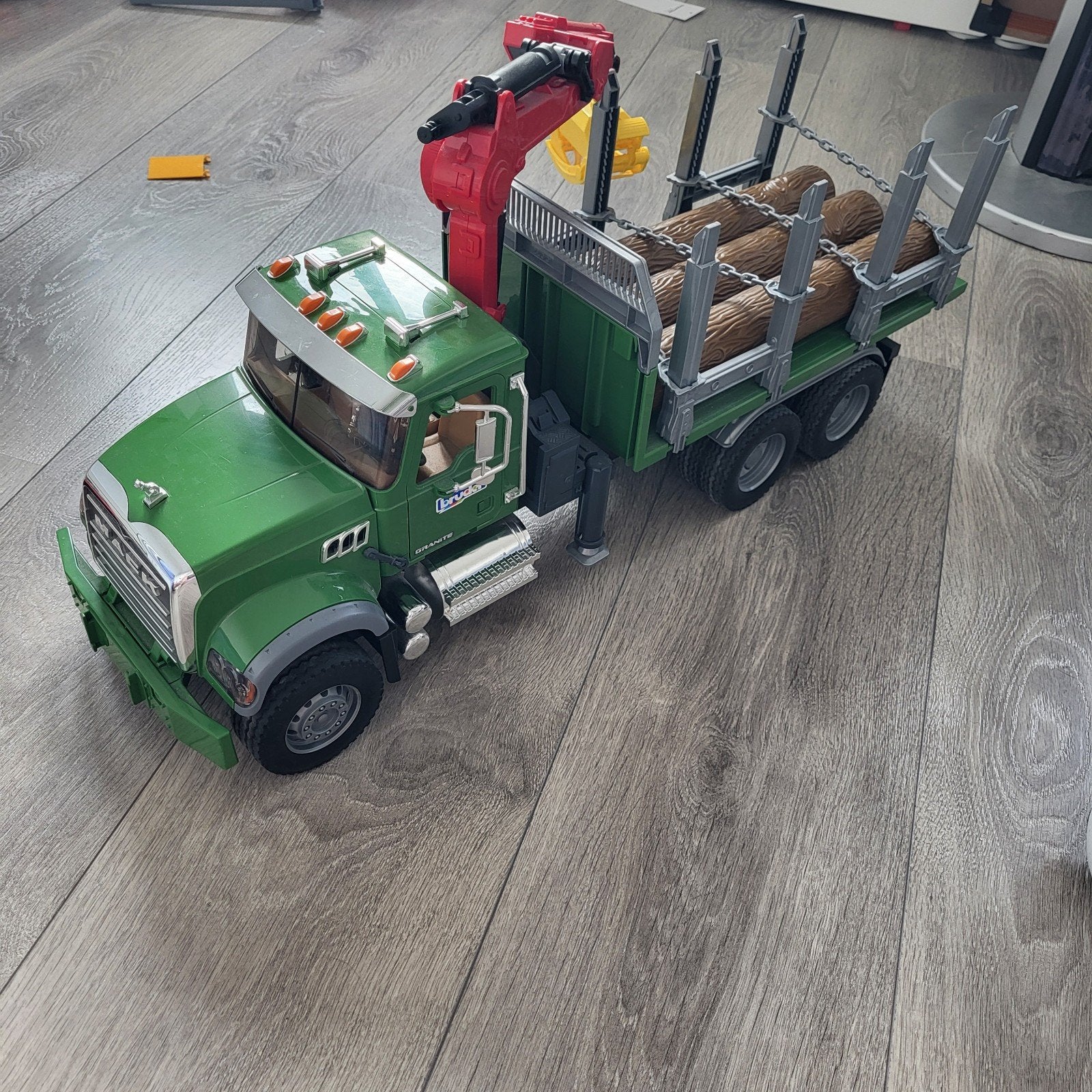 Bruder Mack Houttransportwagen met Kraan en 3 Boomstammen, Ophalen of Verzenden, Zo goed als nieuw