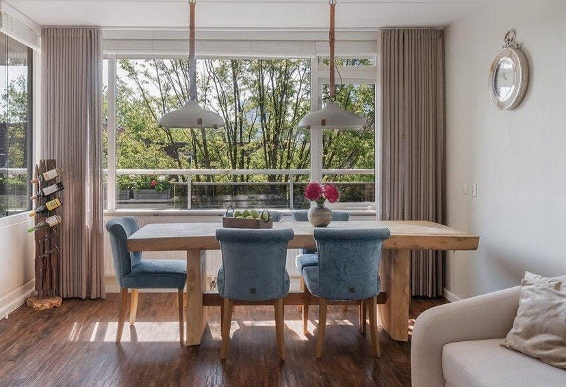 Foto 4 van Massief teakhouten eettafel 240 cm + 5 Rivièra Maison stoele