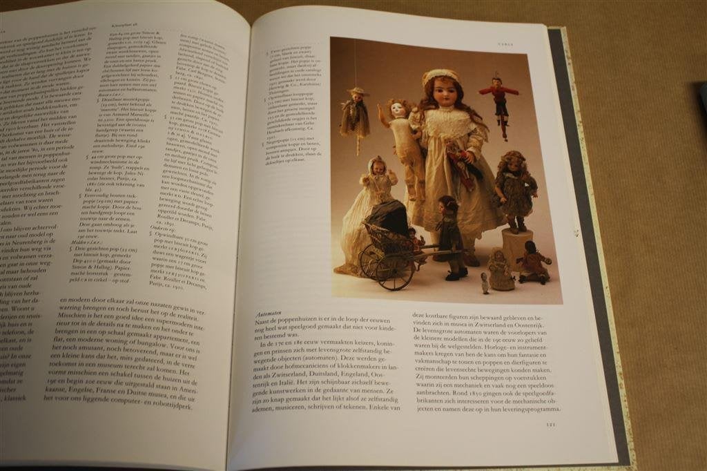 Een leven lang spelen. Verzamelen antieke poppen. Boek., Verzamelen, Gebruikt, N.v.t., N.v.t., Ophalen of Verzenden