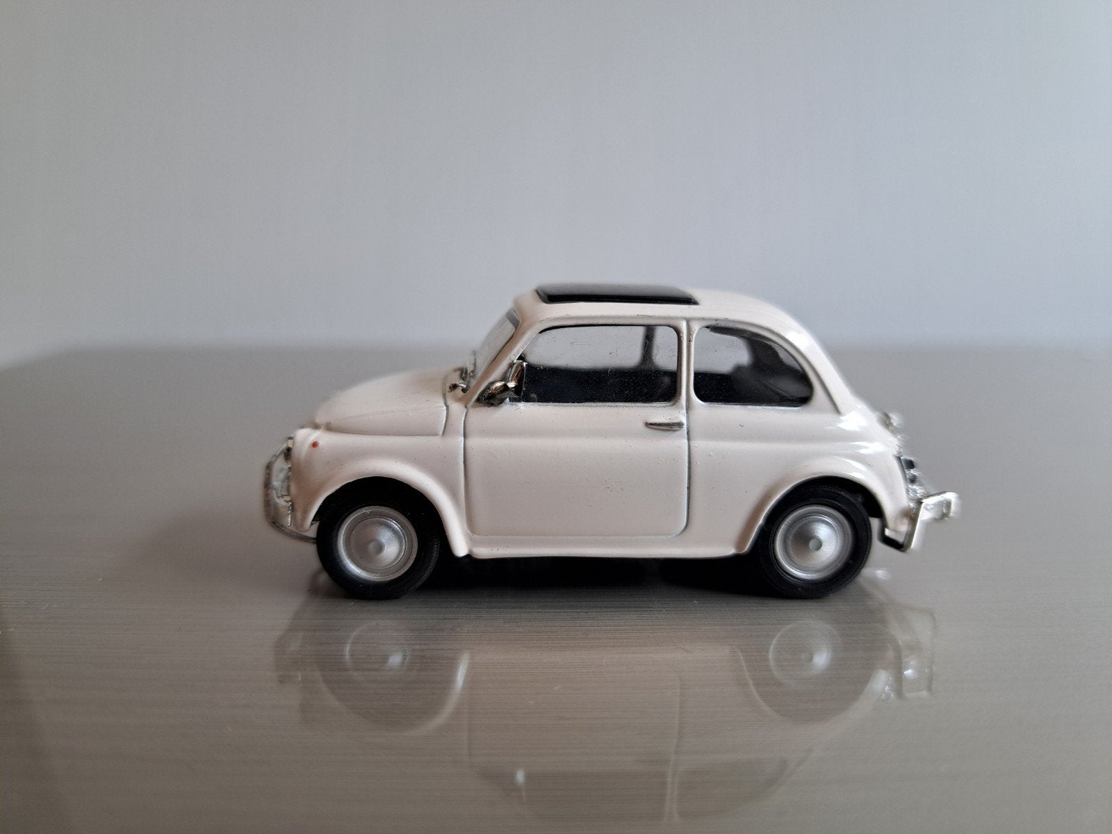 Fiat 500, wit met open dak, in schaal 1:43, nieuw, Hobby en Vrije tijd, Modelauto's | 1:43, Ophalen of Verzenden, Nieuw, Auto