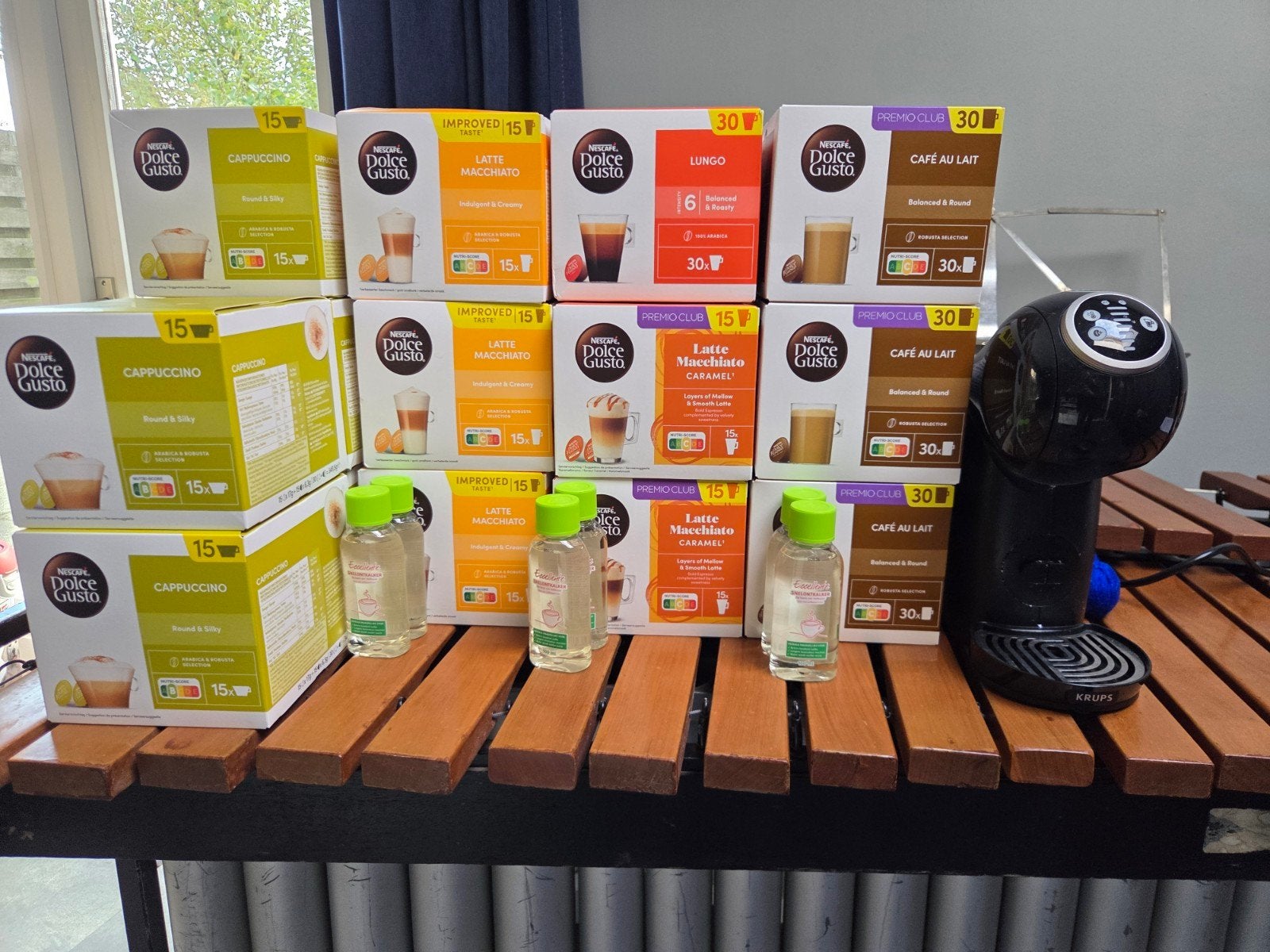 Nescafé Dolce Gusto machine met diverse koffiecapsules, Ophalen, Zo goed als nieuw, Koffiemachine