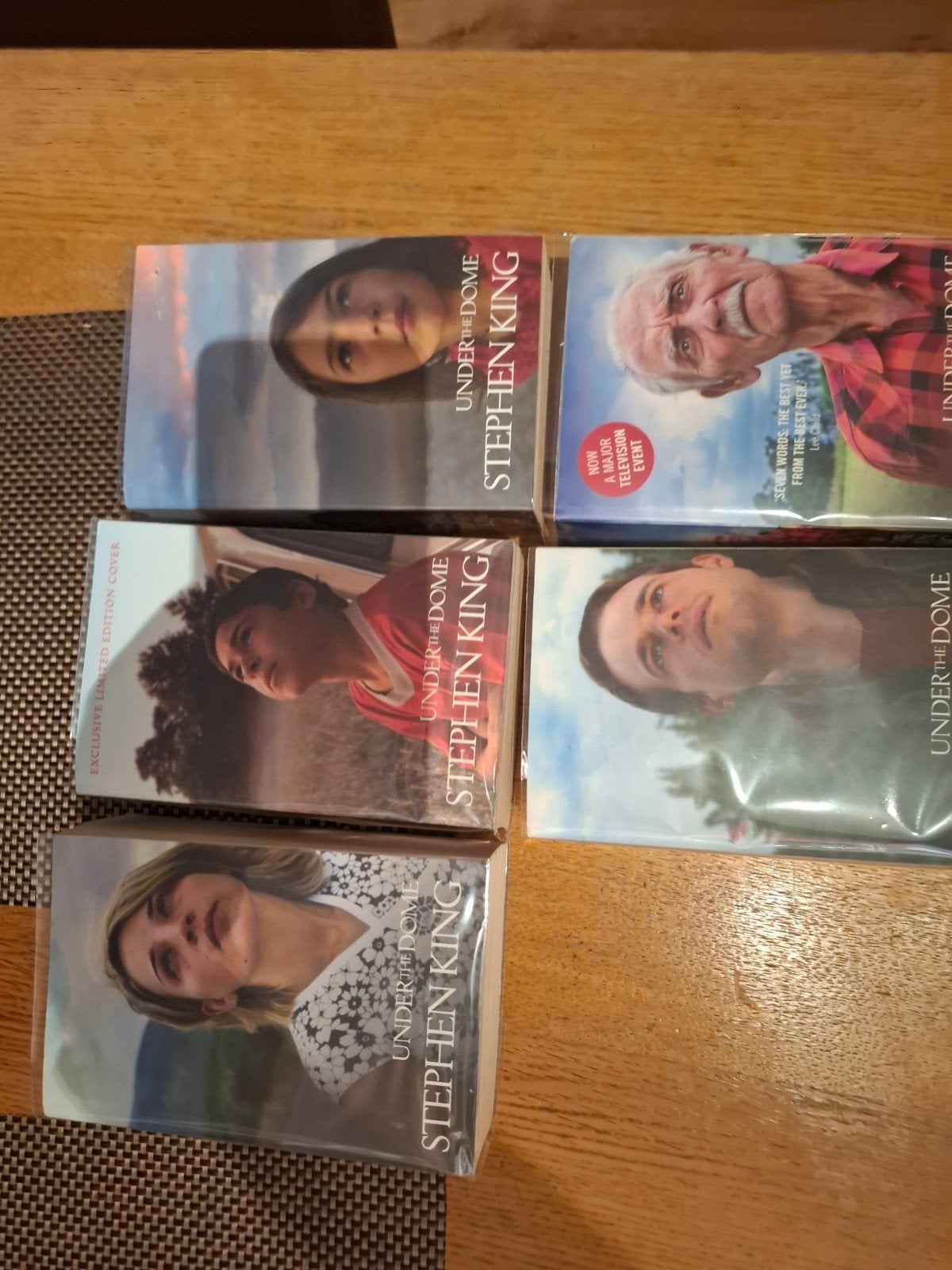 5 verschillende covers van Stephen King's Under the Dome, Boeken, Ophalen of Verzenden, Gelezen, Stephen King, Europa overig