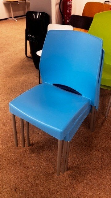 Partij gekleurde kunstof stoelen, Huis en Inrichting, Stoelen, Ophalen, Gebruikt, Overige kleuren, Vijf, Zes of meer stoelen