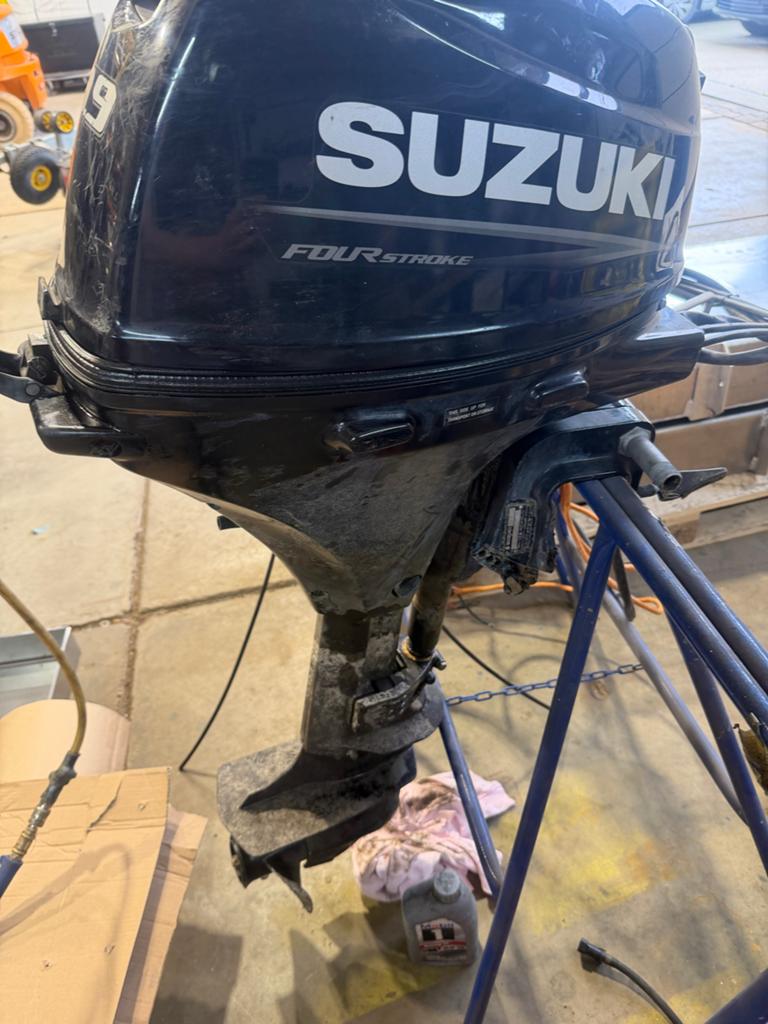 Suzuki Buitenboordmotor met stuurstand - staartstuk defect, Ophalen, Gebruikt, Benzinemotor