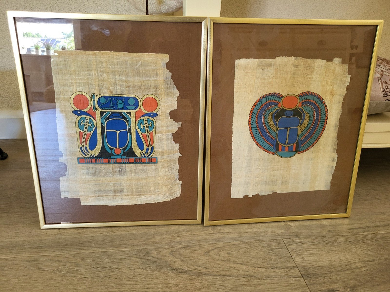 Twee ingelijste Egyptische papyrus kunst met scarabeeën, Ophalen, Schilderij, Meerkleurig, Overige herkomsten