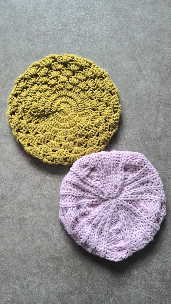Baret nieuw oker geel en roze, Kleding | Dames, Ophalen of Verzenden, Nieuw, Muts