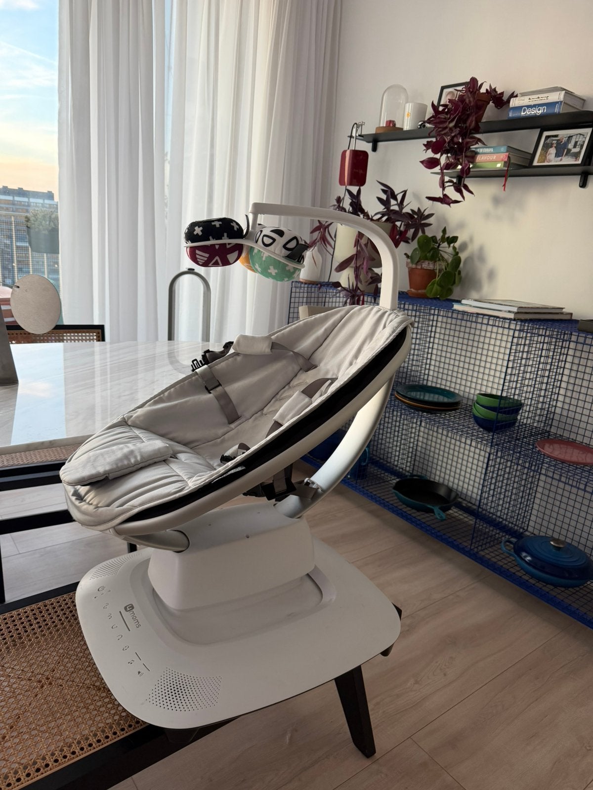 4moms MamaRoo 5 wipstoel inclusief speelboog, Kinderen en Baby's, Ophalen, Zo goed als nieuw