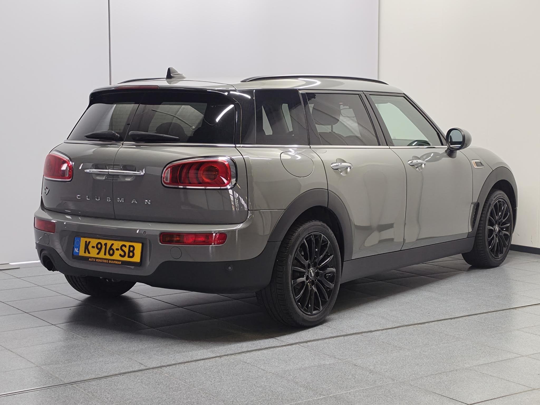 MINI Clubman 1.5 One Chili Serious Business Automaat, Keyles, Auto's, Gebruikt, Leder en Stof, 102 pk, 19 km/l