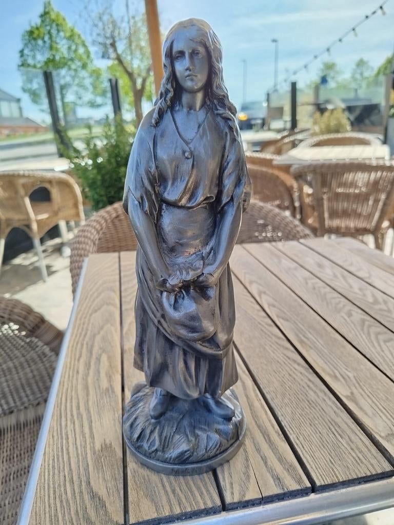 Mignon bronzen beeld van een jonge vrouw, Gemerkt, Ophalen of Verzenden, Brons, 20 - 50 cm