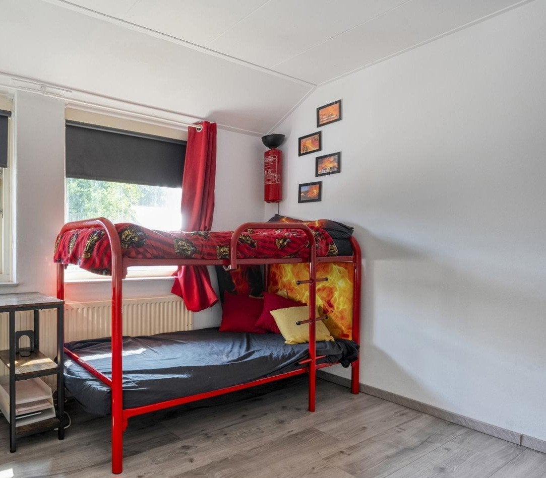 Brandweerkamer: Stapelbed (90x200) met 2 rode Ikea kasten, Ophalen, Gebruikt, 90 cm, Eenpersoons