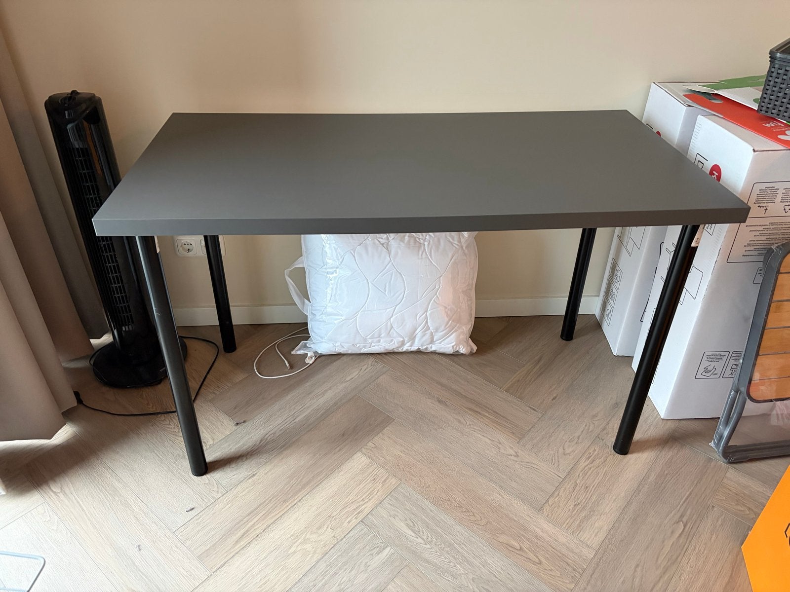 Ikea bureau (donkergrijs blad met 4 zwarte poten), Ophalen, Overige typen, 120 cm, Zo goed als nieuw