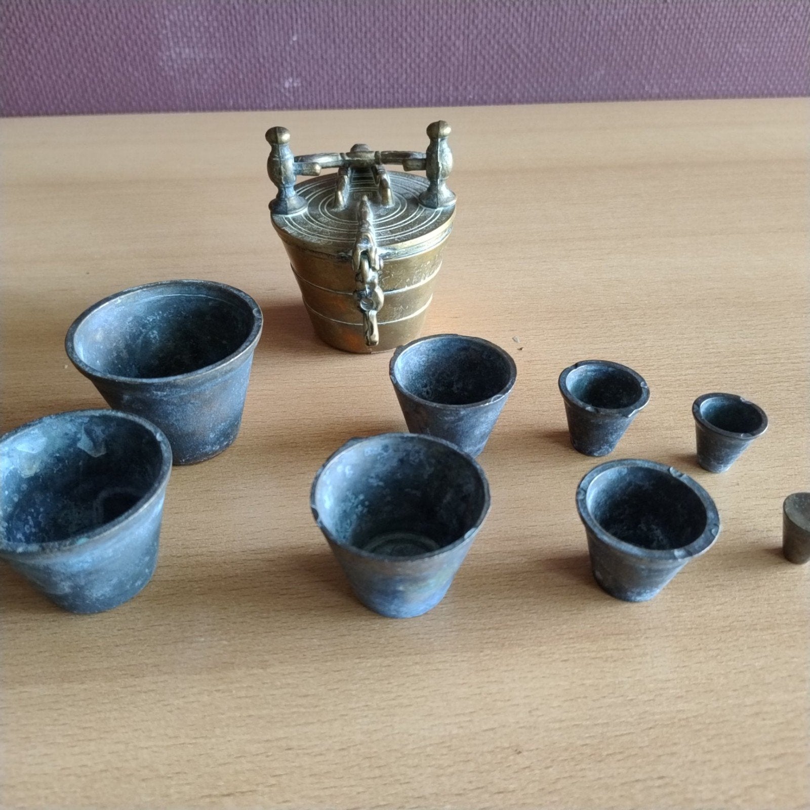 Antieke bronzen stapelgewichten met houder, Ophalen