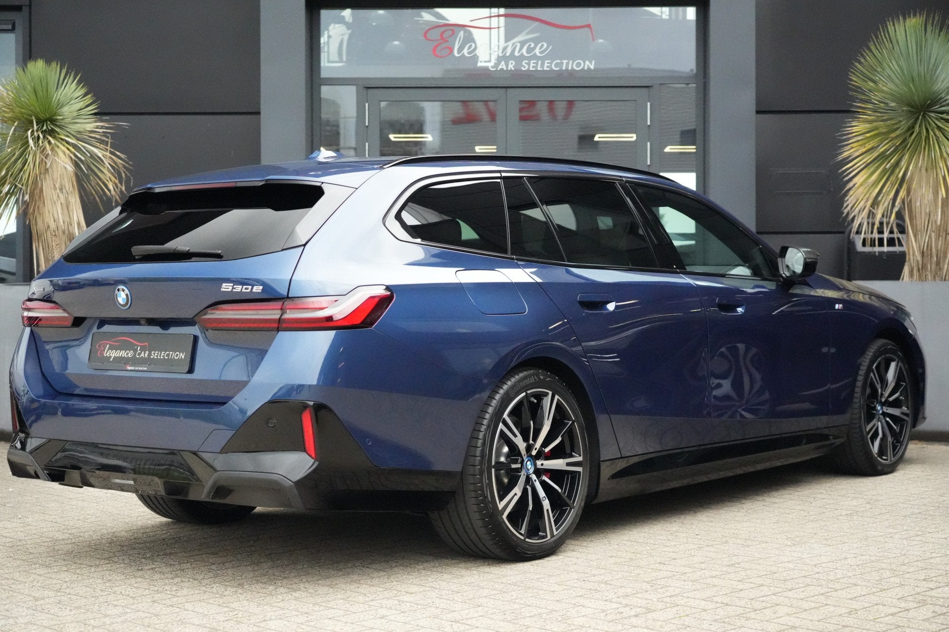 BMW 5 Serie Touring 530e xDrive M Sport High Executive 300pk, Auto's, BMW, Automaat, Gebruikt, 4 cilinders, 2000 kg