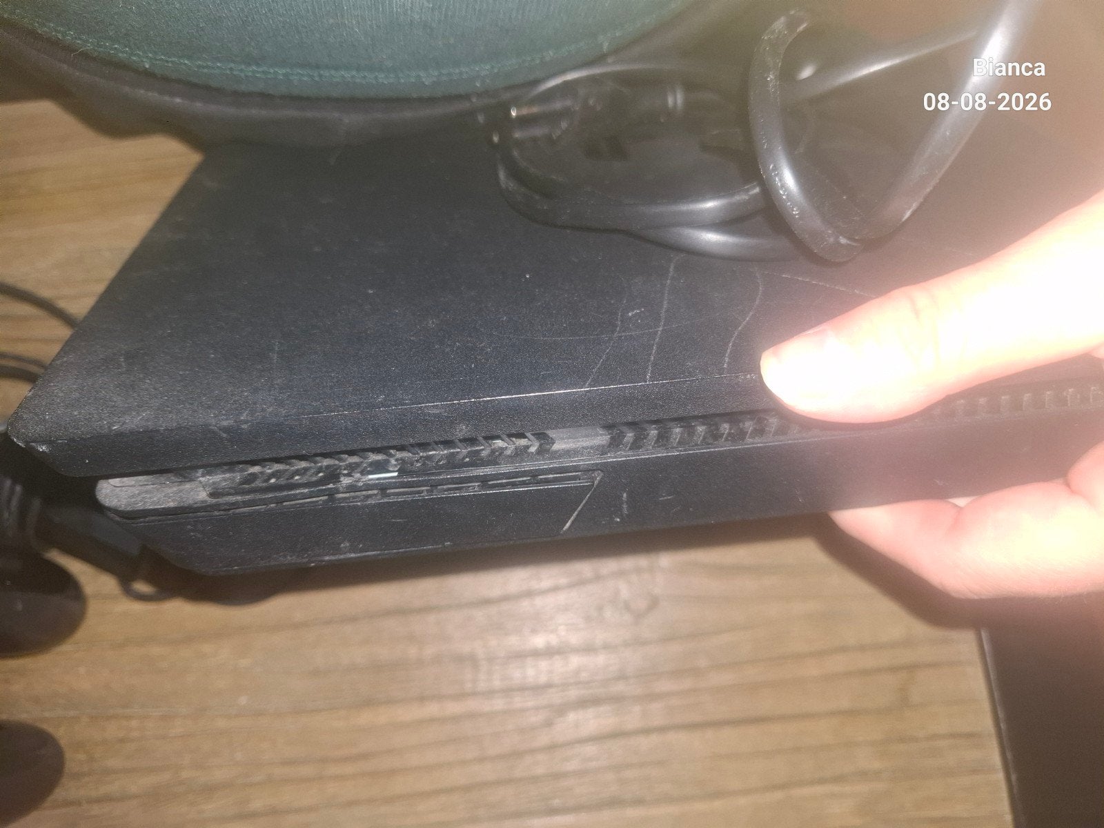 PS4 Slim (Hengt in update) + 2 Goede Controllers & Dock | Lo, Spelcomputers en Games, Spelcomputers | Sony PlayStation 2, Ophalen