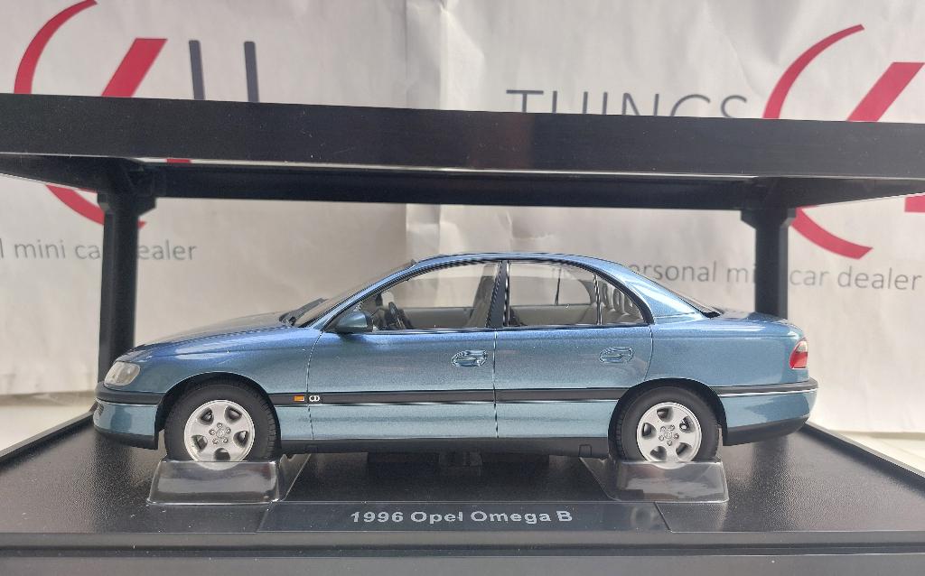 Triple9 1:18 Opel Omega B Limousine 1996 blauw metallic, Ophalen of Verzenden, Nieuw, Auto, Overige merken