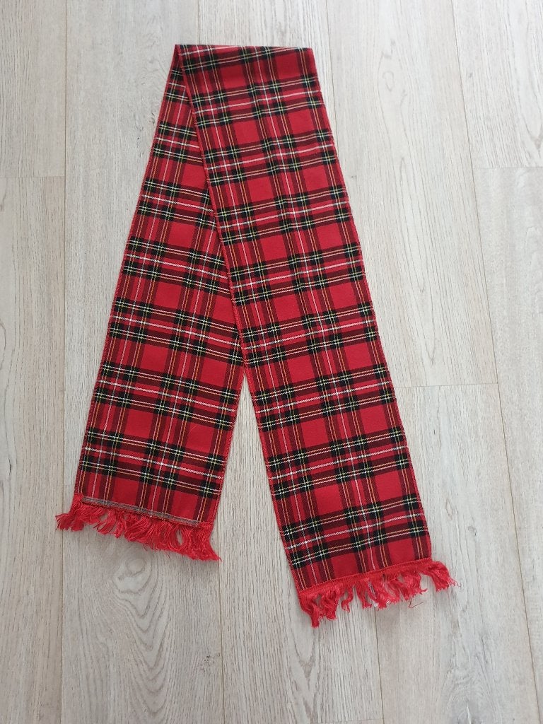 Een geruite rode sjaal voor 5 euro, Kleding | Dames, Mutsen, Sjaals en Handschoenen, Ophalen of Verzenden, Zo goed als nieuw, Sjaal