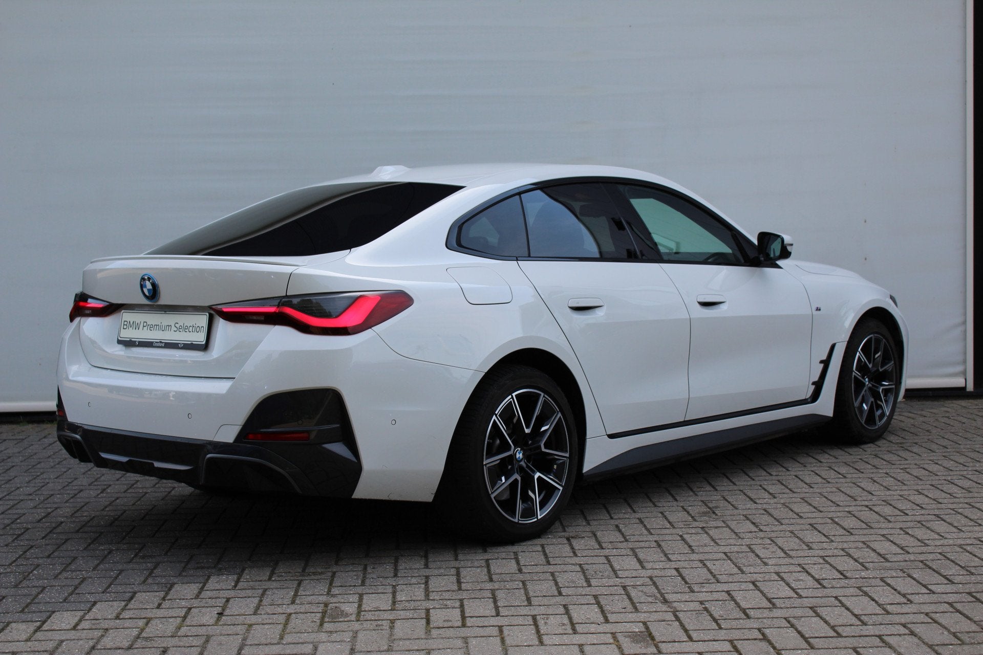 BMW i4 eDrive40 High Executive M Sport / Schuif-kanteldak /, Auto's, Achterwielaandrijving, Gebruikt, 590 km, Met garantie (alle)
