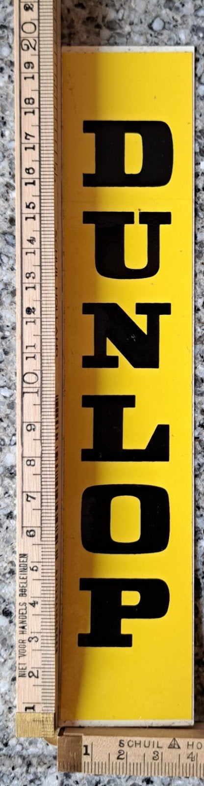 Verticale Vintage sticker Dunlop autoband geel zwart, Ophalen of Verzenden, Zo goed als nieuw, Auto of Motor
