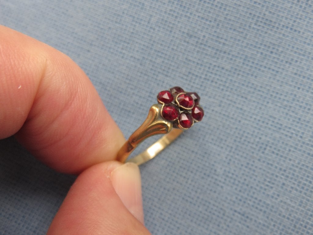 Antieke ring met geslepen granaat stenen in 8 karaat goud, Sieraden, Tassen en Uiterlijk, Antieke sieraden, Ophalen of Verzenden