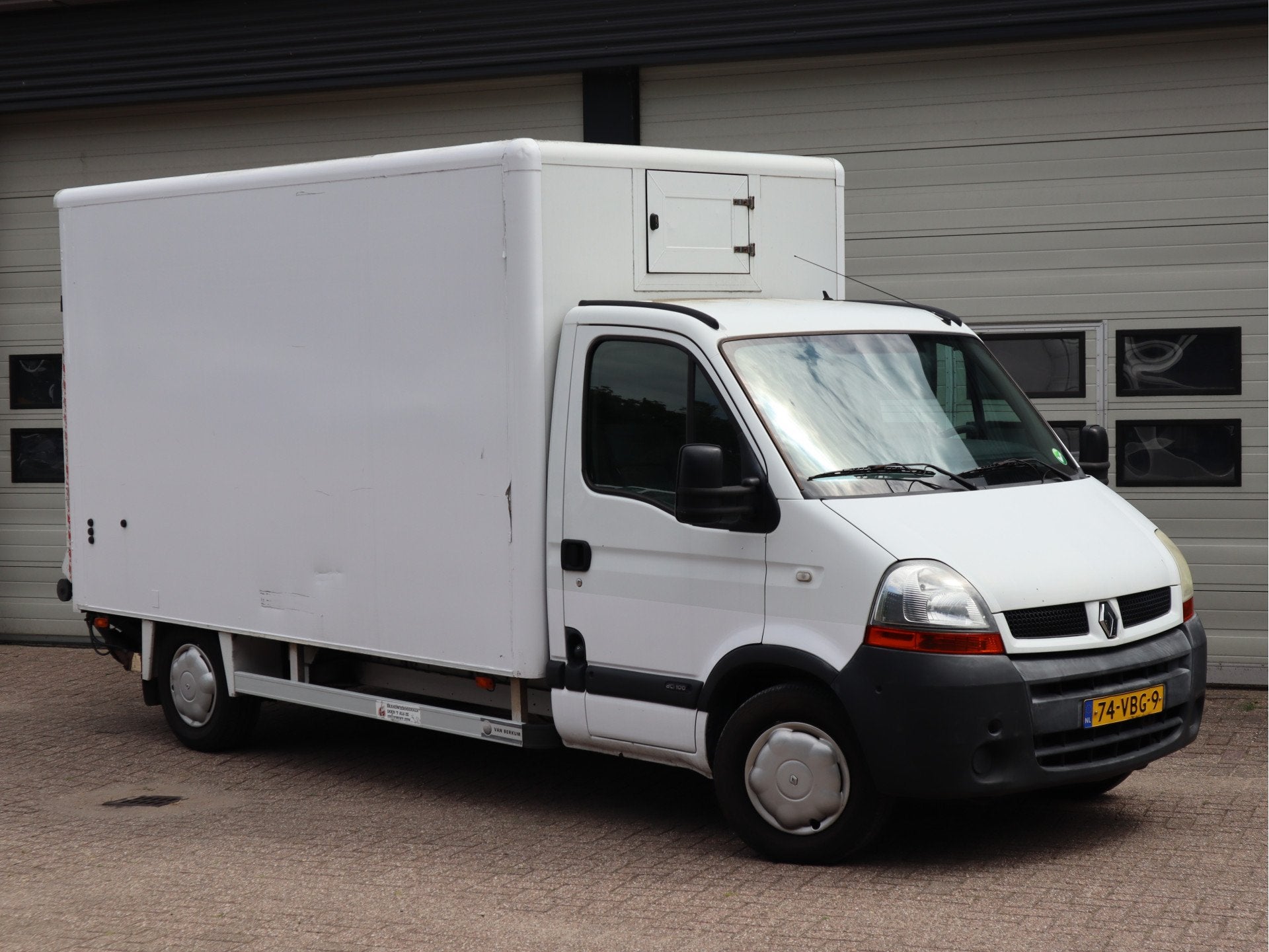 Renault Master T35 2.5dCi Euro 4 - Koffer + LBW - Bakwagen L, Auto's, Bestelauto's, Voorwielaandrijving, 101 pk, Gebruikt, Cruise Control