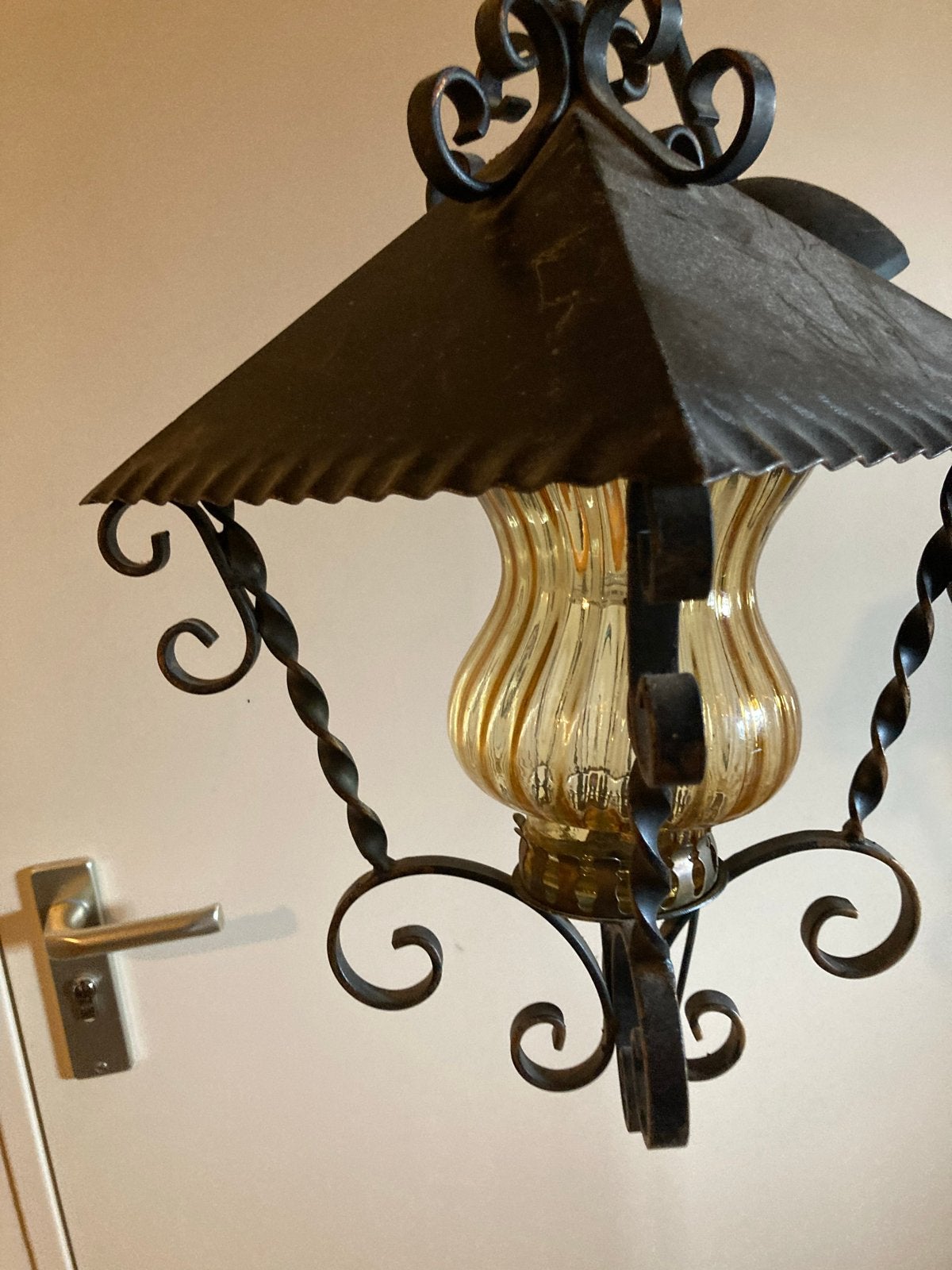 Vintage Smeedijzeren Hanglamp met Amberkleurig Glas, Huis en Inrichting, Lampen | Hanglampen, Ophalen, Gebruikt, Glas, 50 tot 75 cm