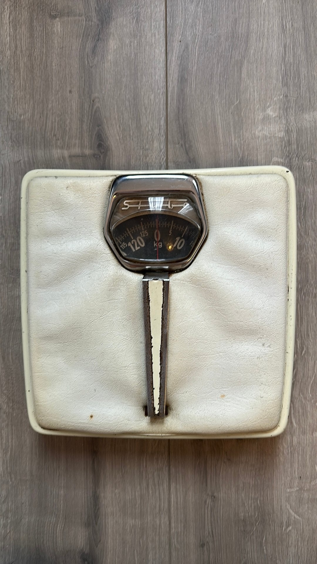 Prachtige vintage weegschaal jaren 60 van Stube., Analoog, Ophalen of Verzenden, Personenweegschaal, Fijner dan 1 gram