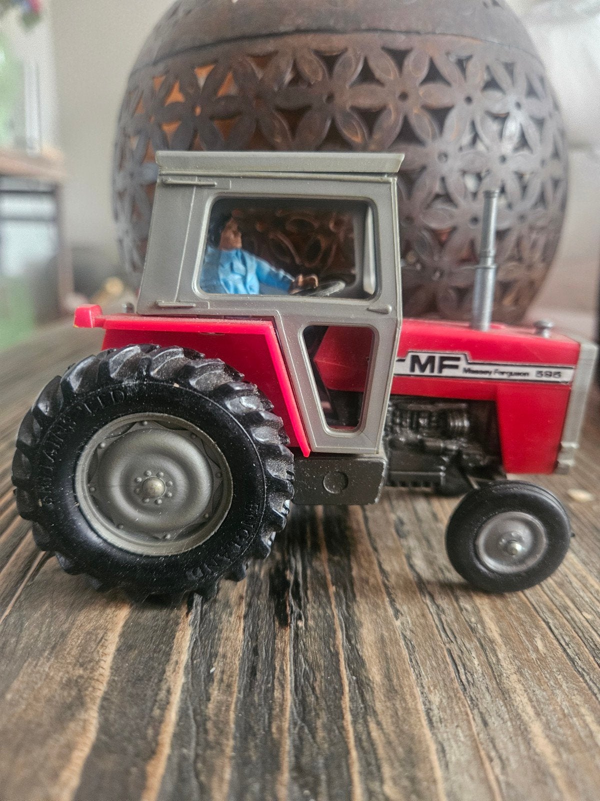 Britains Massey Ferguson 595 (schaal 1:32) miniatuurtractor, Hobby en Vrije tijd, Ophalen, Zo goed als nieuw, Tractor of Landbouw