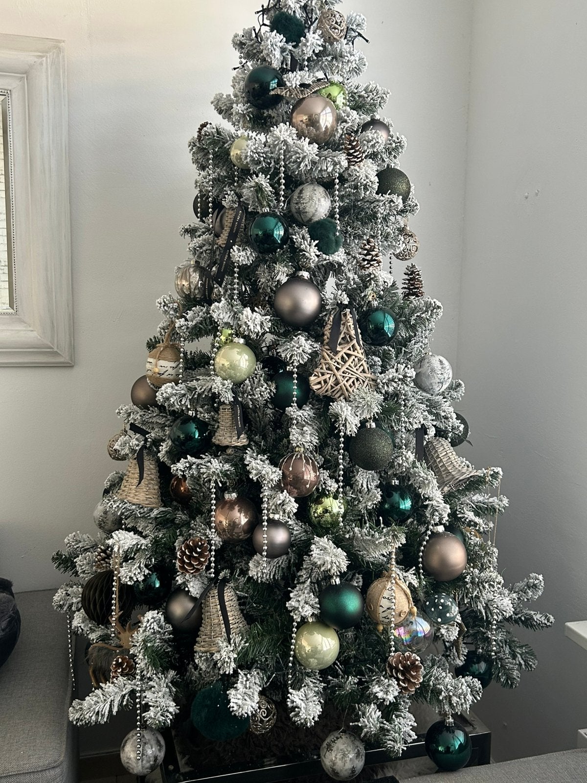 Besneeuwde kerstboom met ballen  en lampjes 1.80 hoog, Ophalen, Zo goed als nieuw
