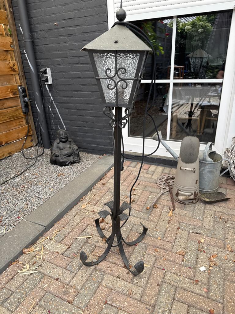 Staande buitenlamp van smeedijzer, Ophalen