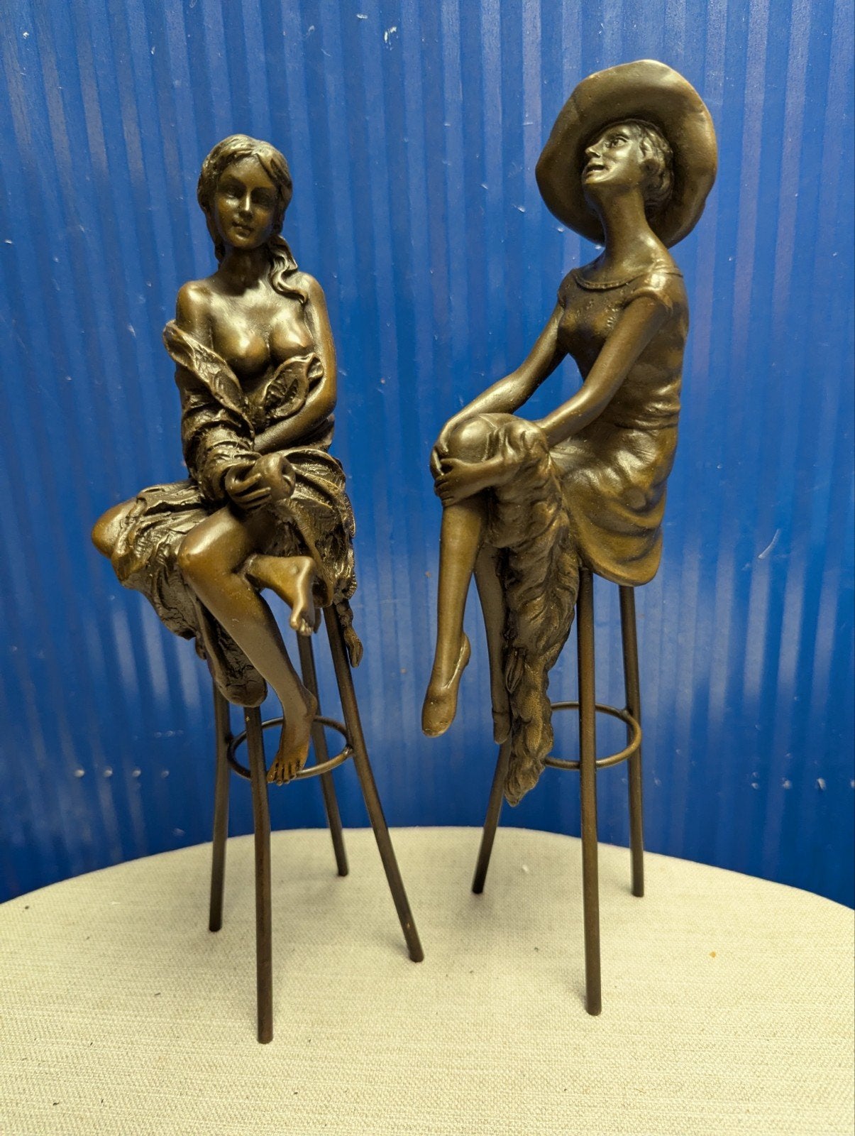 set van twee bronzen beelden van dames op barkrukken, Antiek en Kunst, Gemerkt, Ophalen of Verzenden, Brons, 20 - 50 cm
