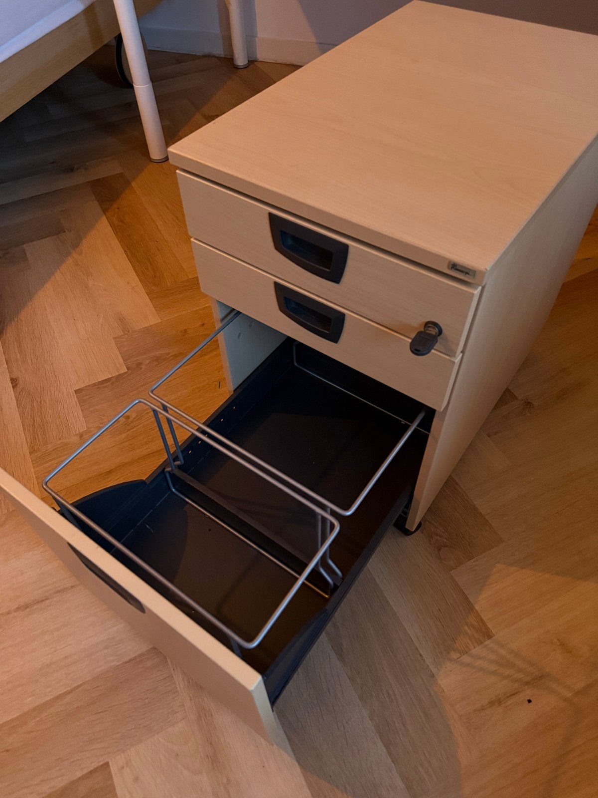 Kinnarps Bureau 160x90x75cm in nette staat, Ophalen, Overige typen, Hout, Zo goed als nieuw