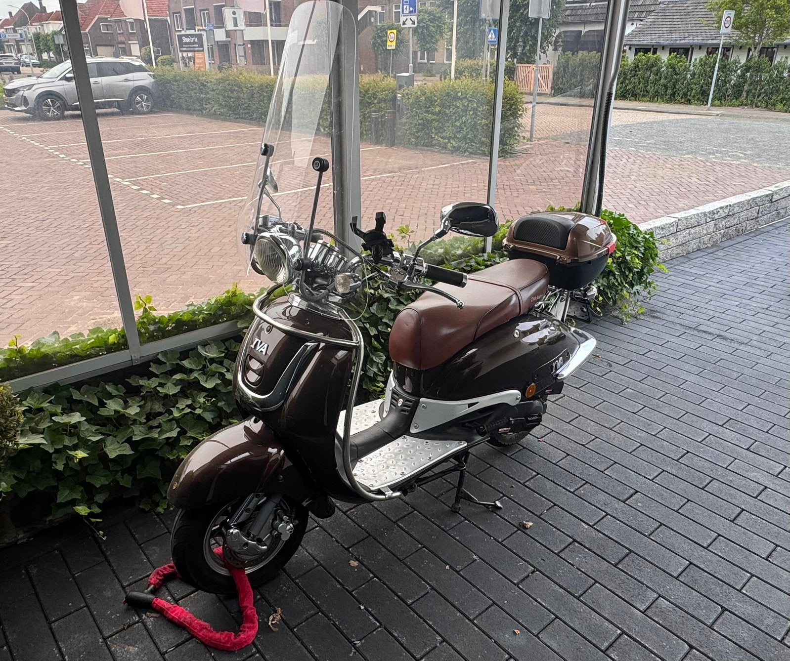 IVA Scooter Bruin -Erg netjes, Fietsen en Brommers, Ophalen, Zo goed als nieuw, Benzine, Overige merken