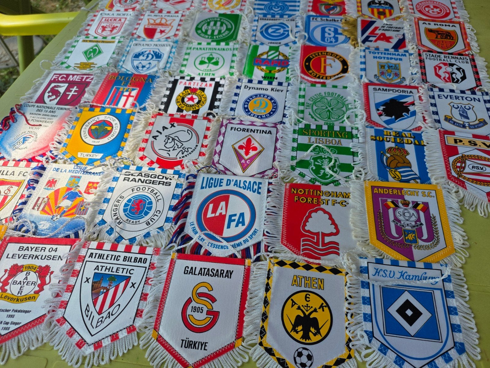 48 vintage voetbalvaantjes, Verzenden, Zo goed als nieuw, Buitenlandse clubs, Vaantje of Sjaal