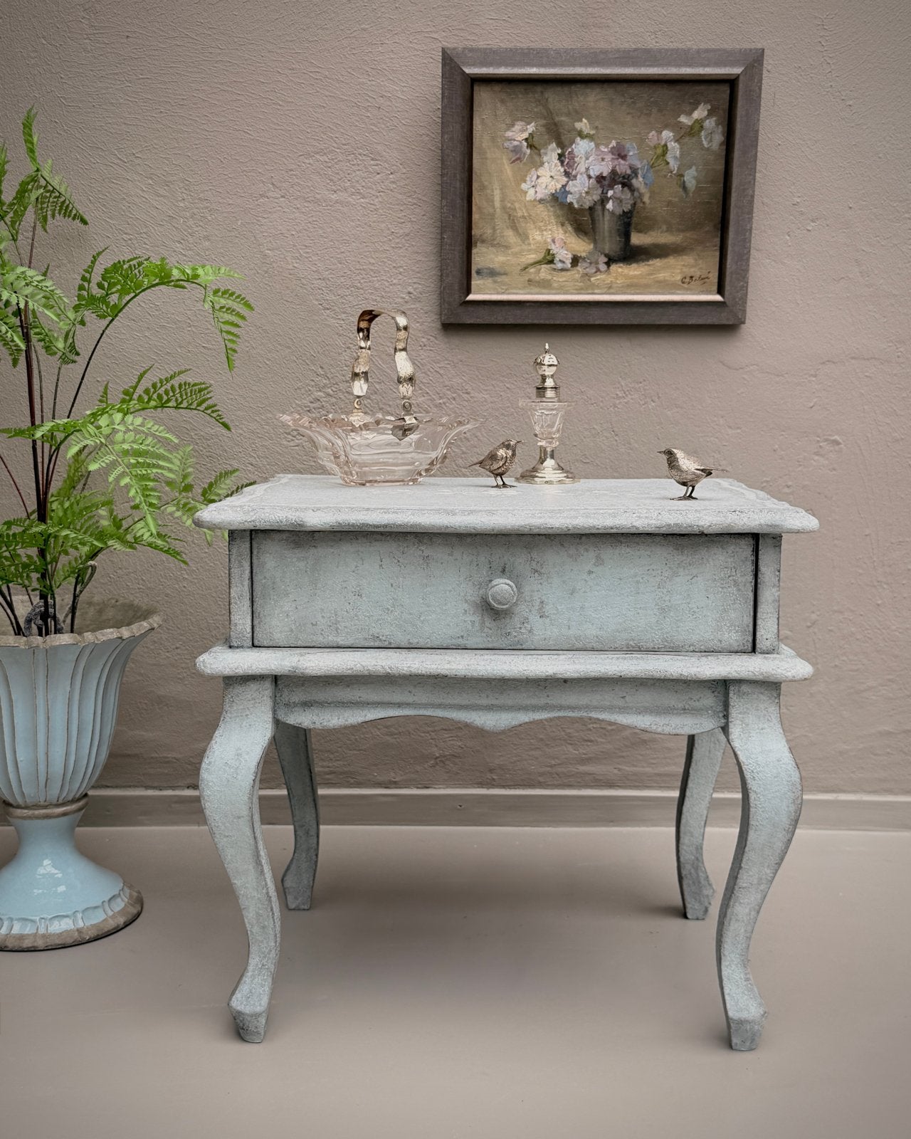 Bijzettafel met lade - zachtblauw met witte accenten, Huis en Inrichting, Kasten | Ladekasten, Ophalen, 1 of 2 laden, 50 tot 100 cm
