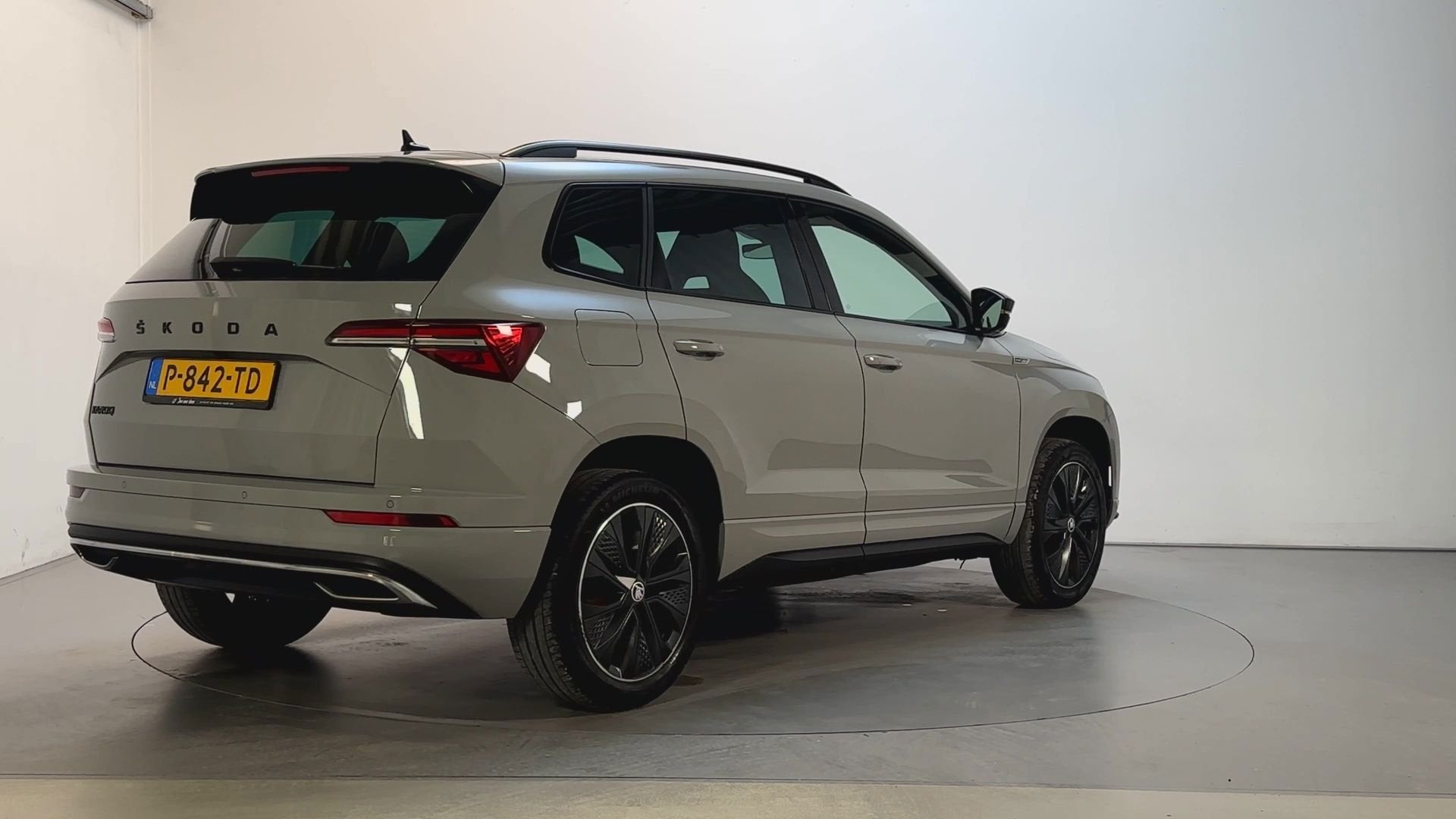 Skoda Karoq 1.5 TSI 150pk ACT Sportline Business Camera Stoe, Voorwielaandrijving, Dealer onderhouden, Stof, 4 cilinders