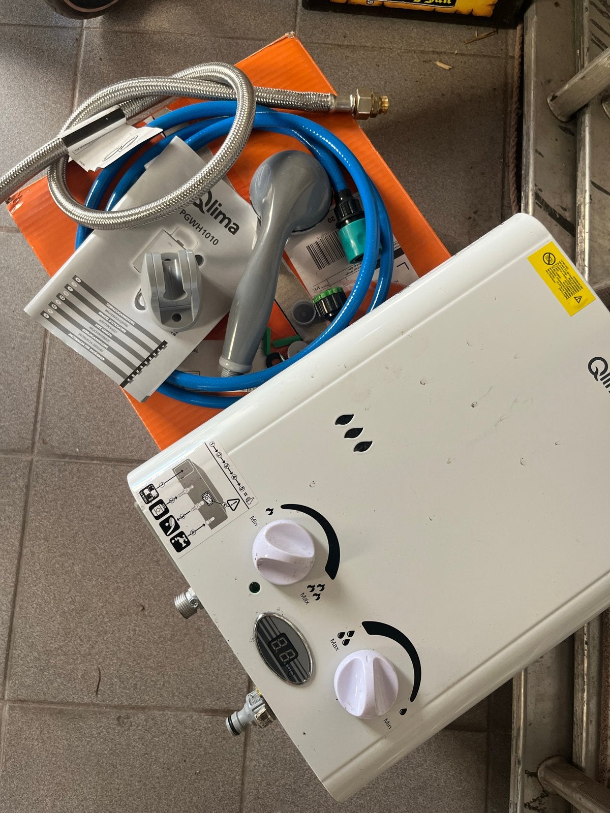 Qlima PGWH1010 Draagbare Gas Geiser, Ophalen, Minder dan 3 jaar oud, Minder dan 20 liter, Propaan of Butaan