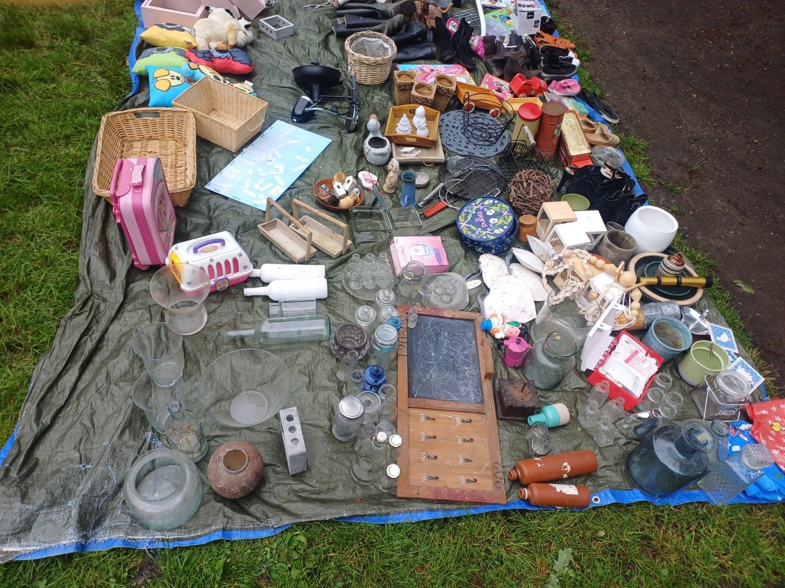 Heel veel rommelmarkt spullen, Ophalen